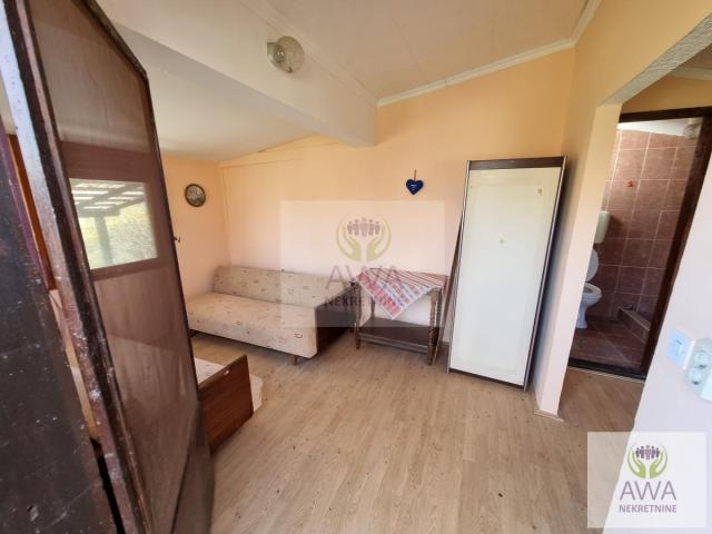 Apatin. Budžak 3 Vikendice ukupno 180m2, plac 8729m2