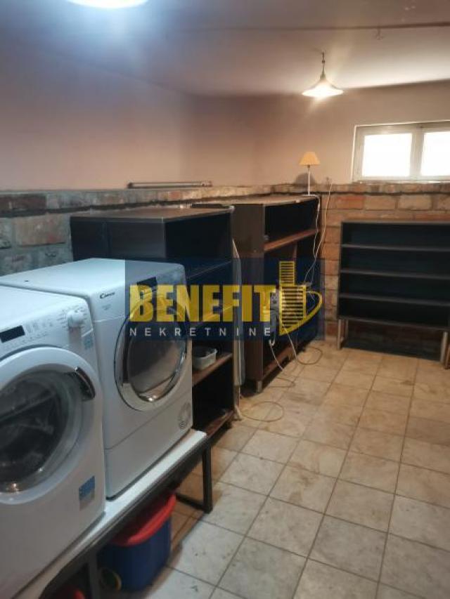 Prelepa vila u mirnom delu grada-360m2