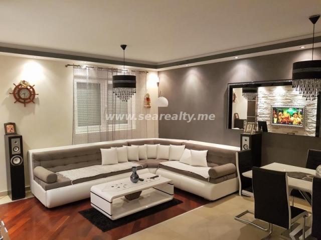 Modern two bedroom apartment in Dobrota