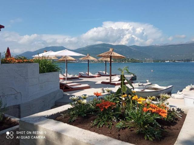 A villa on the coast with a sea view in Djurasevici is for sale