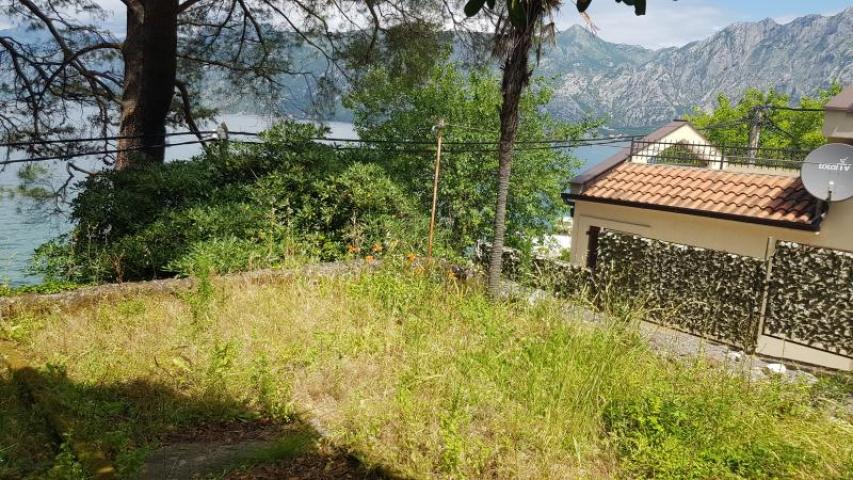 Stone house for sale in a great location in Dobrota, Kotor. 