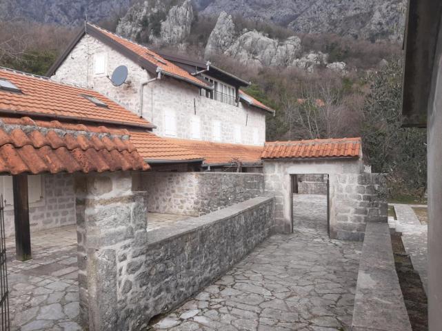 Beautiful 7-bedrom stone house with a swimming pool in Kotor is for sale