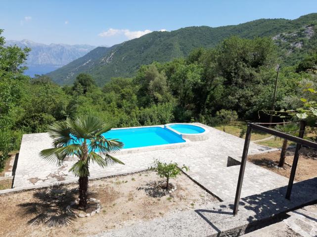 Beautiful 7-bedrom stone house with a swimming pool in Kotor is for sale