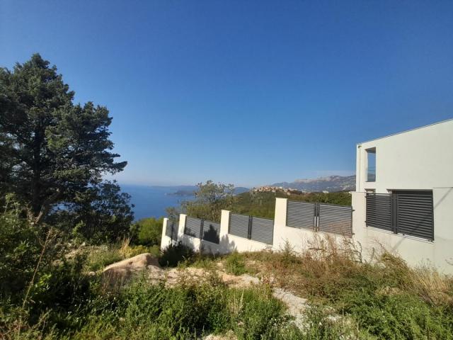 Urbanized plot with a view of the sea in Budva is for sale