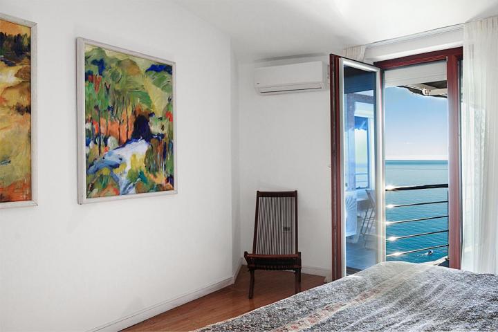 Three-room apartment, with a panoramic view of the sea, Budva