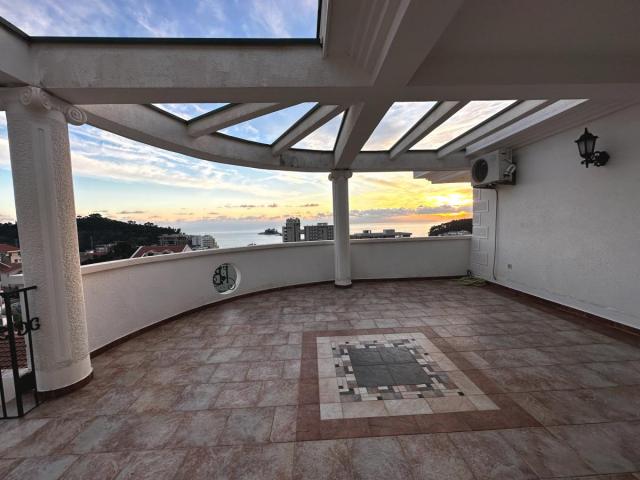 Beautiful villa with a view of the sea in Petrovac is for sale