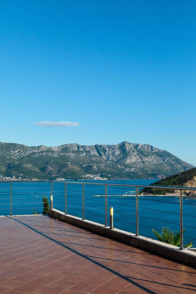 Three-room apartment, with a panoramic view of the sea, Budva