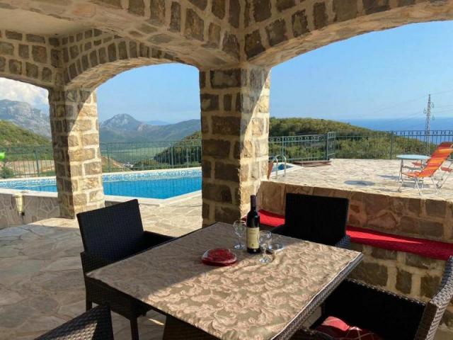 Villa with pool and sea view in Petrovac for sale