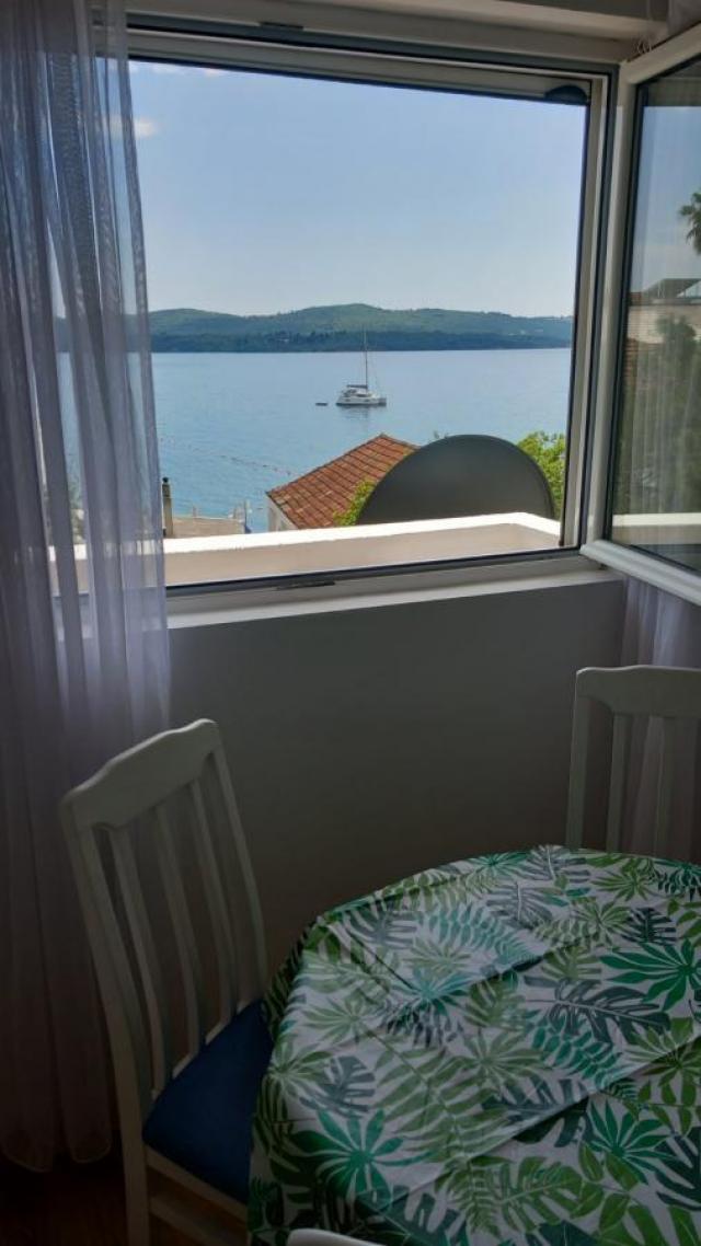 One bedroom apartment with sea view, Tivat