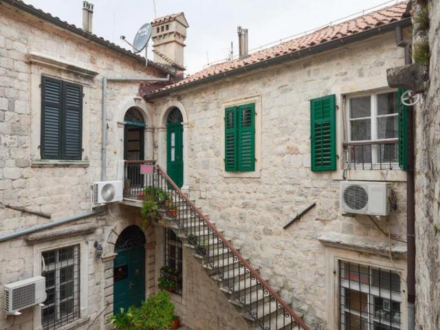 Luxury 3-bedroom apartment in Kotor for sale