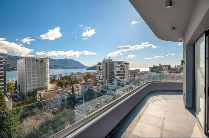 Three-room apartment with a beautiful view of the sea and the Old Town, Budva