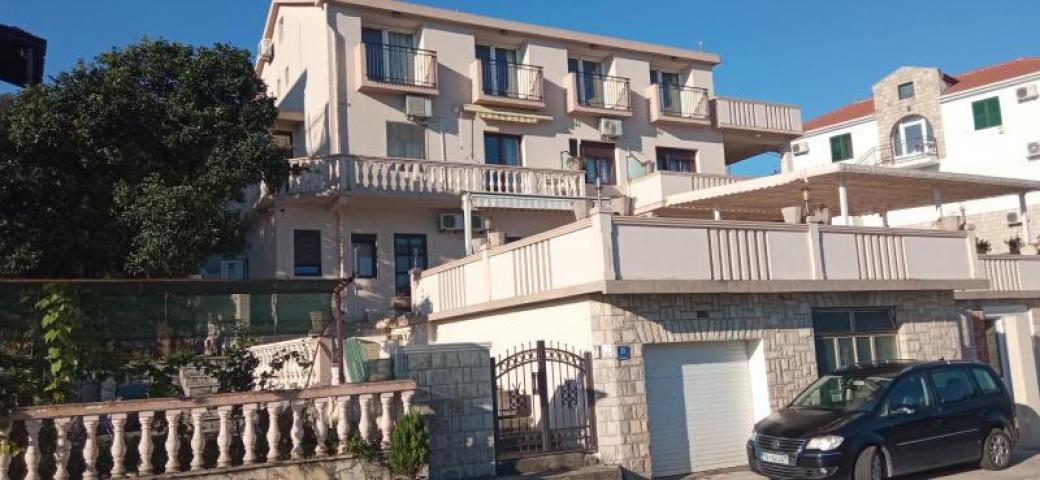 A villa on the coast with a sea view in Djurasevici is for sale