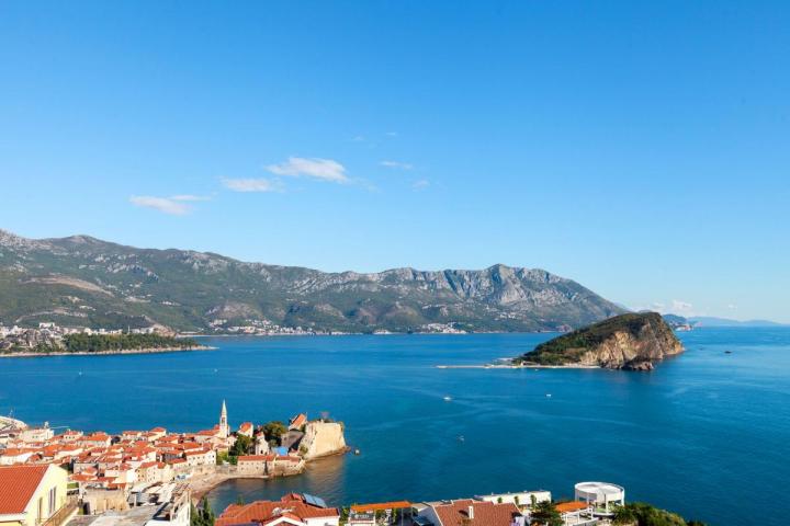 Three-room apartment, with a panoramic view of the sea, Budva