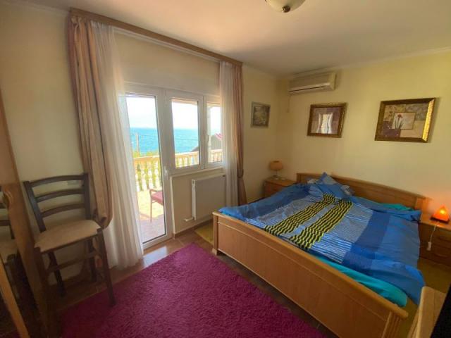 House by the sea at a good price (Krasici)