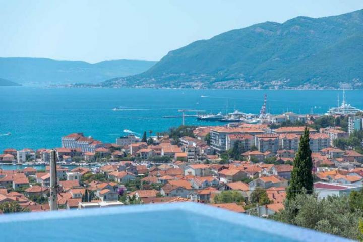 Gorgeous Furnished 5-bedroom Villa with a View over Tivat