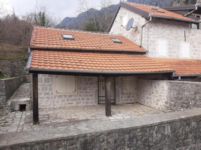 Beautiful 7-bedrom stone house with a swimming pool in Kotor is for sale