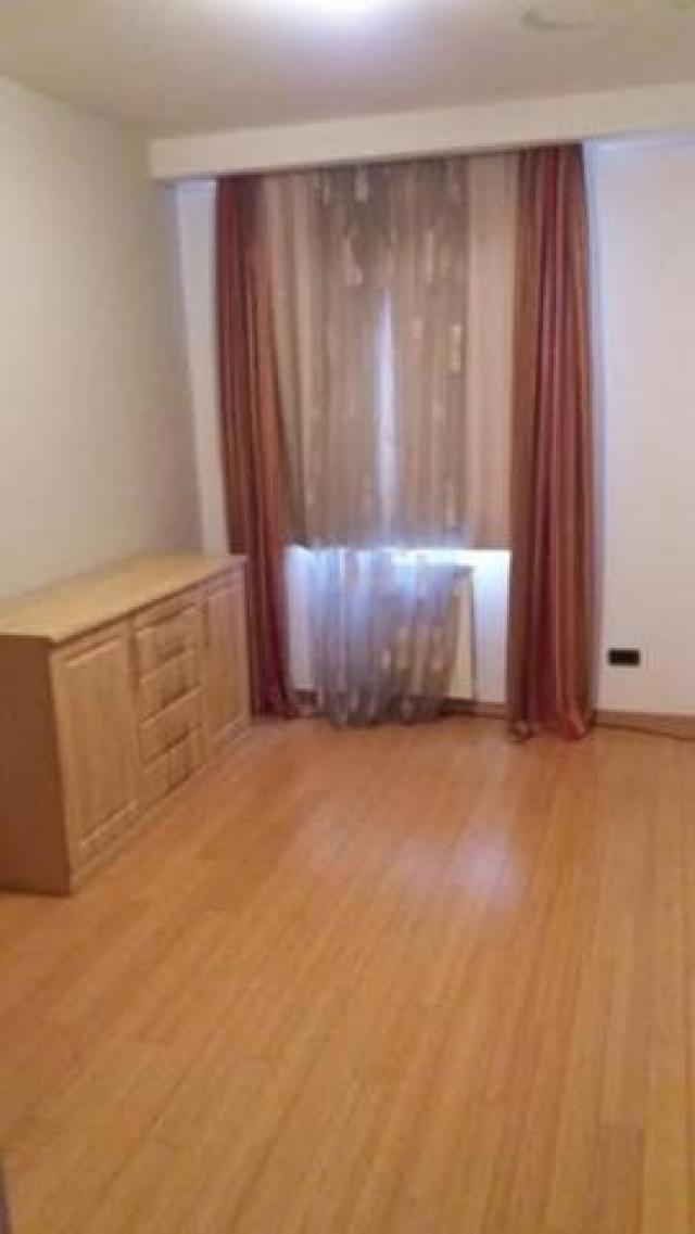 Izdavanje, Stan, 180m2 , Pravni fakultet