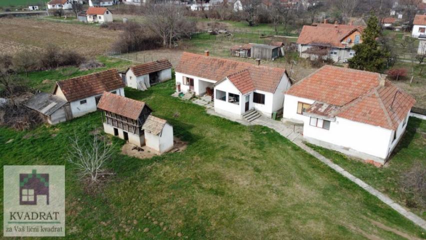 Seosko imanje sa objektima 290 m², 96 ari, Obrenovac, Zvečka – 200 000 €