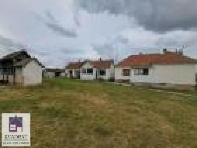 Seosko imanje sa objektima 290 m², 96 ari, Obrenovac, Zvečka – 200 000 €