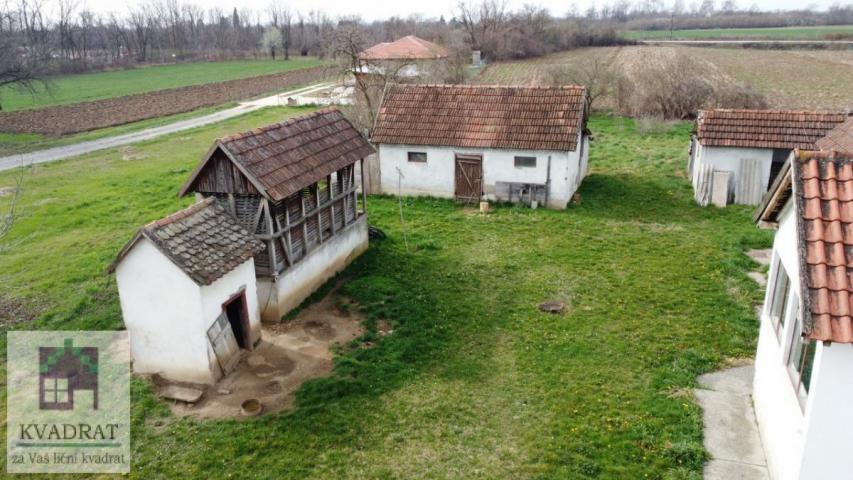 Seosko imanje sa objektima 290 m², 96 ari, Obrenovac, Zvečka – 200 000 €