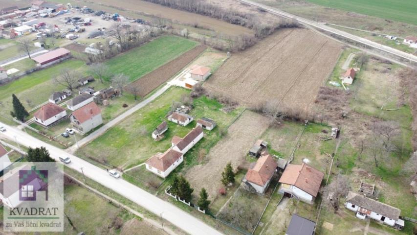 Seosko imanje sa objektima 290 m², 96 ari, Obrenovac, Zvečka – 200 000 €