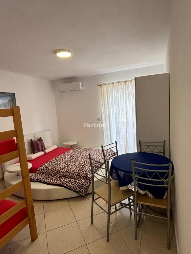 Lux kuca sa 9 apartmana