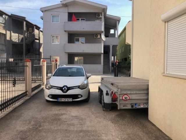 House with three four-room apartments in Bjelisi