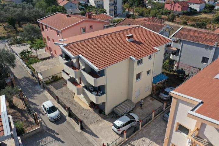 House with three four-room apartments in Bjelisi