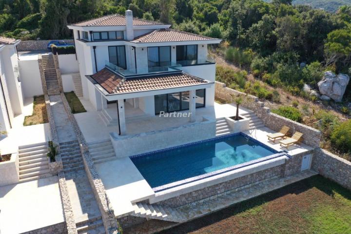 Luxury house 344m2 on the coast, Utjeha