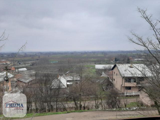 Kuća sa lokalom u Obrežu kod Varvarina. 