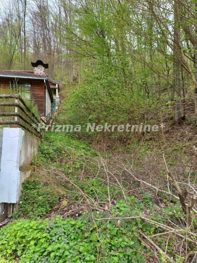 Hitno na prodaju veliki plac uz asfaltni put