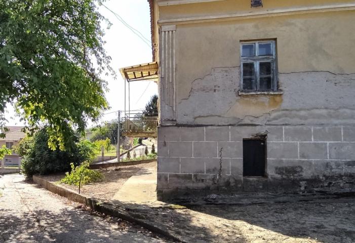 Vinča, stara kuća sa pomoćnim zgradama na 73 ara .. 