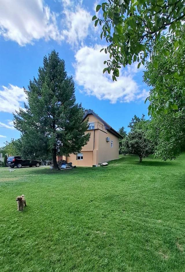 Trešnja, zasebna kuća na 10 ari nedaleko od jezera .. 