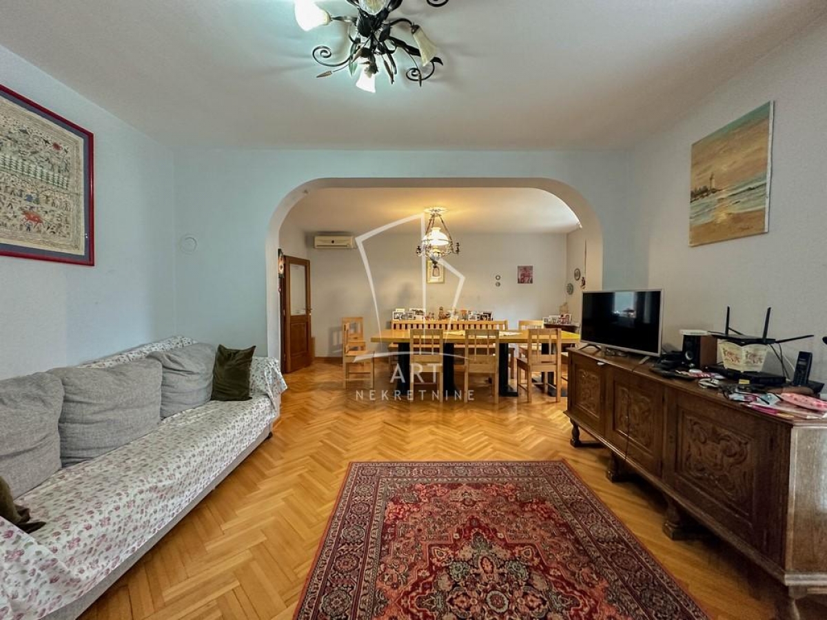 Kuća na Zvezdari, mereno 363m2, na 5ari placa ID#6394