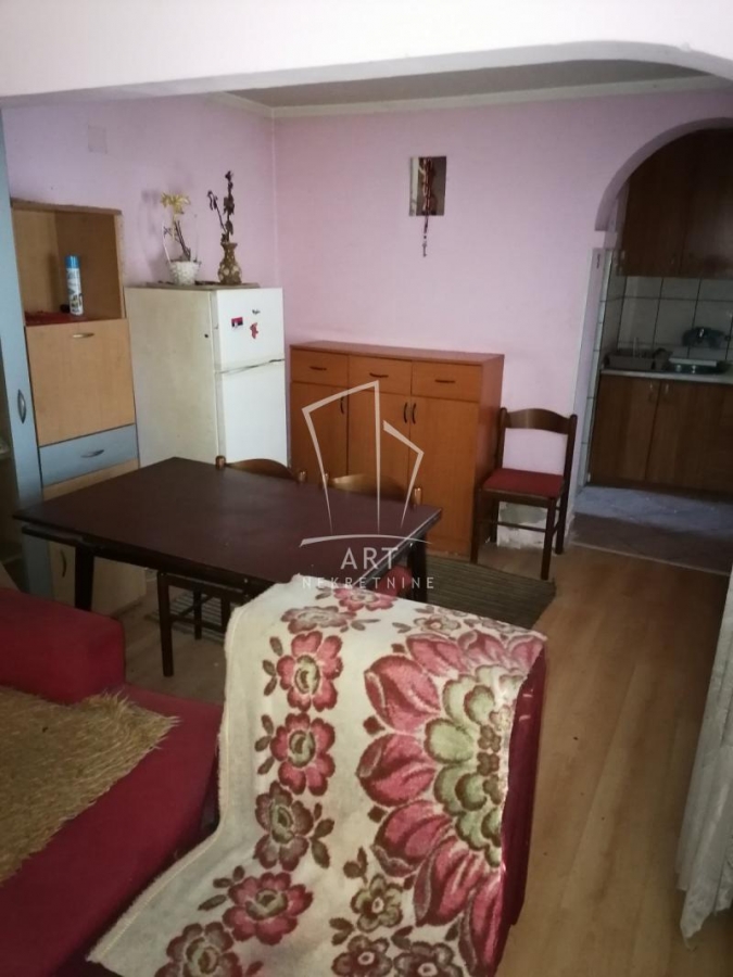 Surčin, Dobanovci, 77m2 , plus pomoćna zgrada od 35m2 ID#6899