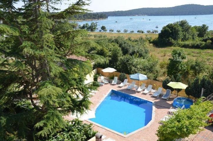 Haus Mehrfamilienhaus mit Pool in toller Lage, mit Blick auf das Meer in Medulin