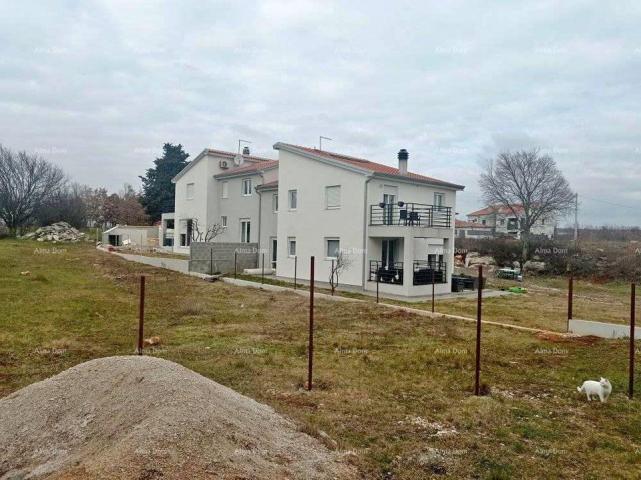 Haus Geräumiges Haus mit zwei Wohnungen, in der Nähe der Stadt Poreč.