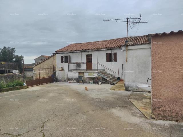 Haus Ein großes Anwesen mit Haus und Garten steht zum Verkauf, Bale