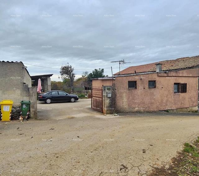 Haus Ein großes Anwesen mit Haus und Garten steht zum Verkauf, Bale