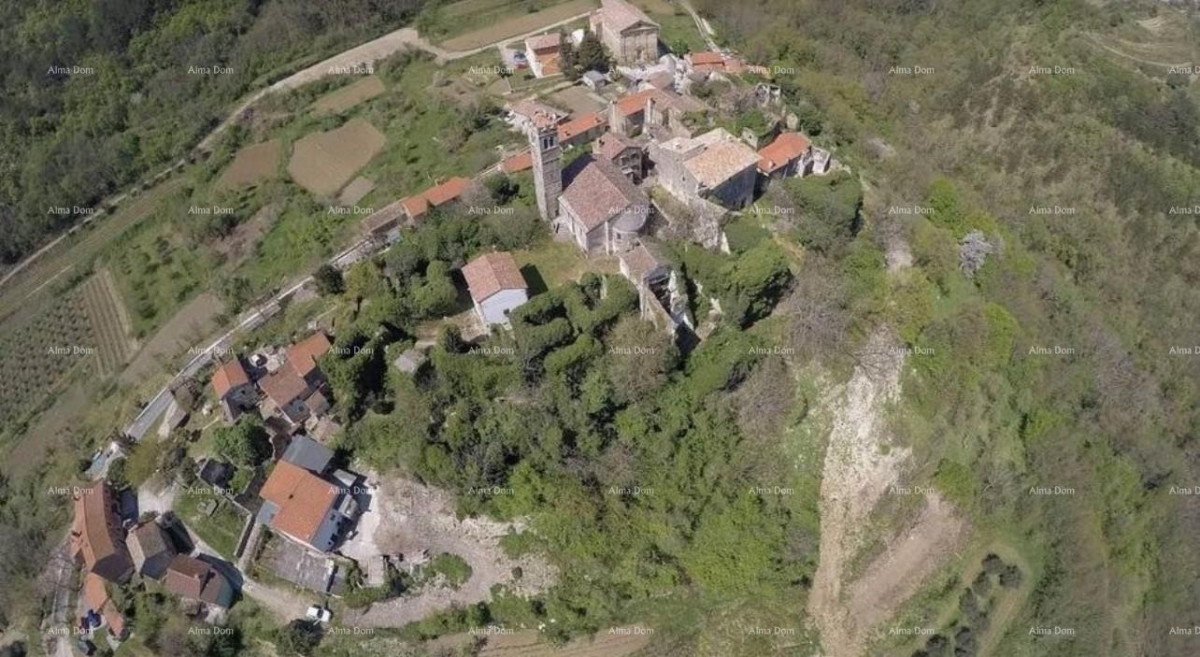 Haus Istrisches Haus zum Verkauf im Zentrum einer malerischen Stadt, in der Nähe von Grožnjan!