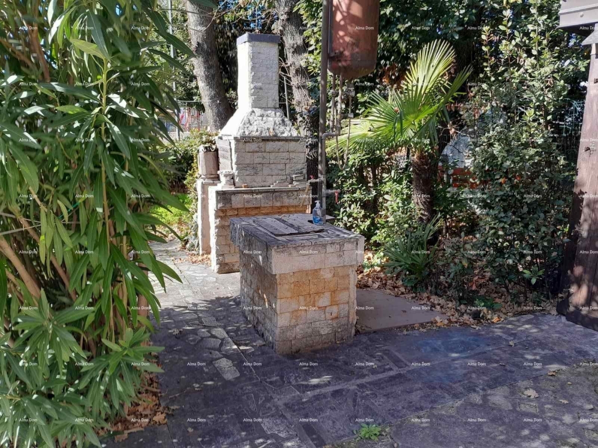 Haus Wir verkaufen eine Wohnung in einem Haus mit Garten.