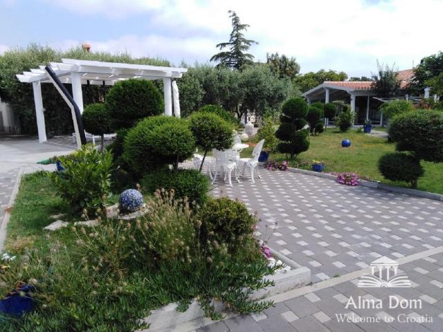 Haus Luxusvilla mit Pool, und großem angelegtem Garten