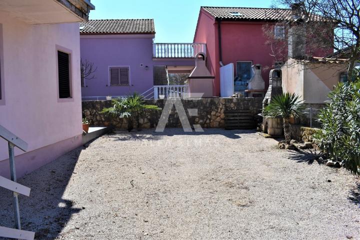 Dobrinj, semi-detached house with three apartments! Opportunity! ID 10