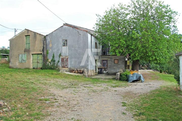 Krk, Umgebung, teil erneuertes Doppelhaus. ID 59