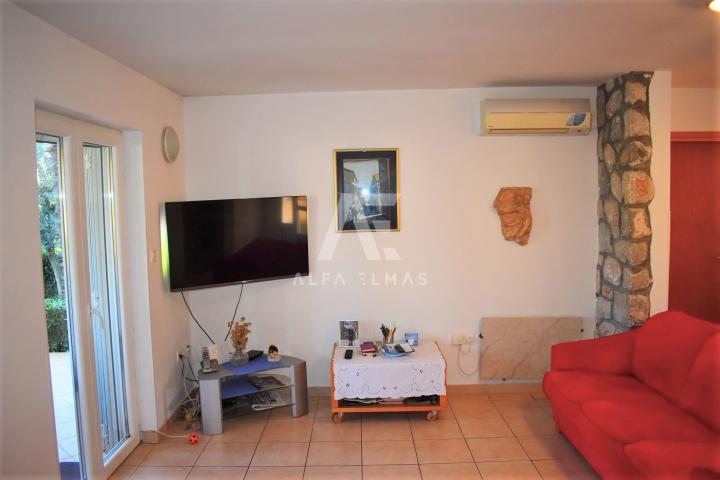 Malinska, semi-detached house with 3 apartments! ID 387