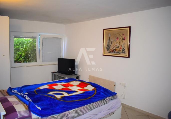 Malinska, dvojna kuća sa 3 apartmana! ID 387