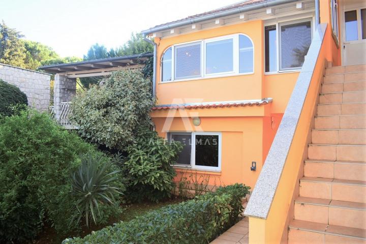 Malinska, semi-detached house with 3 apartments! ID 387