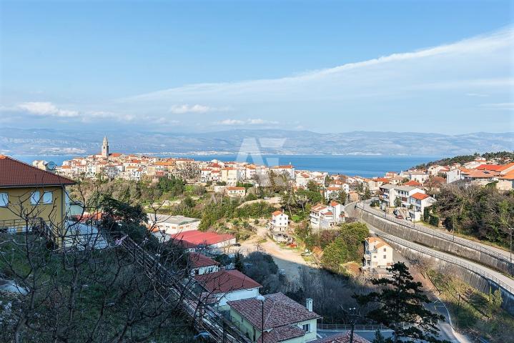 Vrbnik, trosoban stan iz kojeg se pruža bajkovit pogled na more!! ID 453