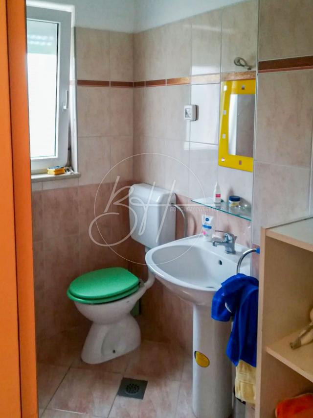 Dvoetažna kuća s tri apartmana