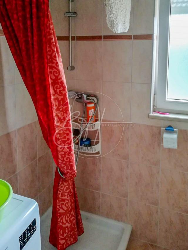 Dvoetažna kuća s tri apartmana